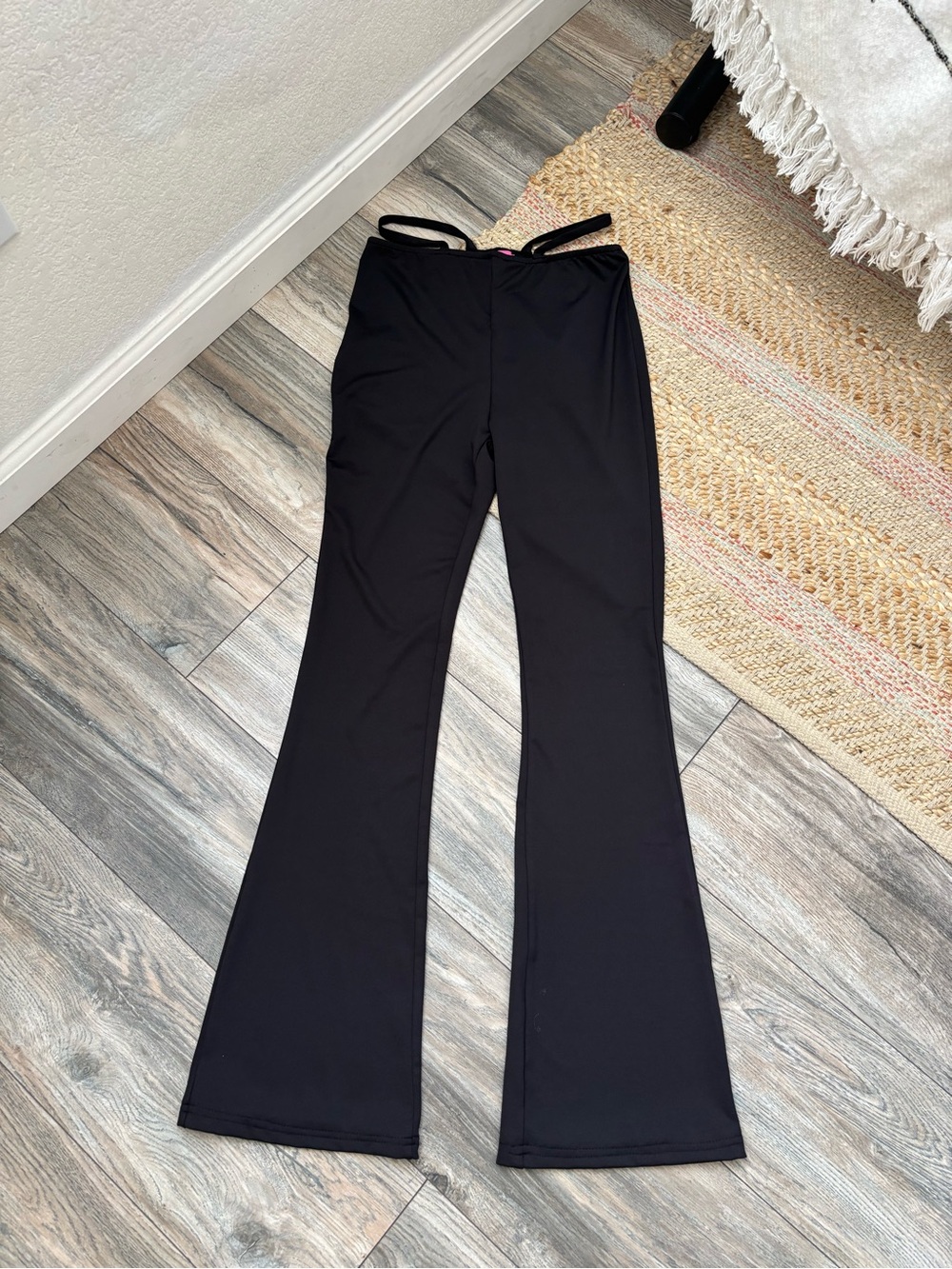 Edikted (S) Black flare pants w/ side cut out detail